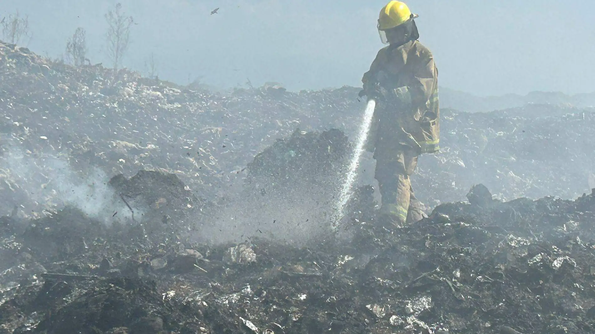 bombero sofocando incendio